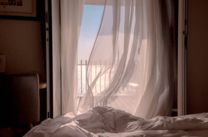 Dormir con la ventana abierta en verano podría ser peor idea de lo que crees: esto dicen los expertos