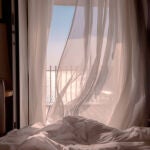 Dormir con la ventana abierta en verano podría ser peor idea de lo que crees: esto dicen los expertos