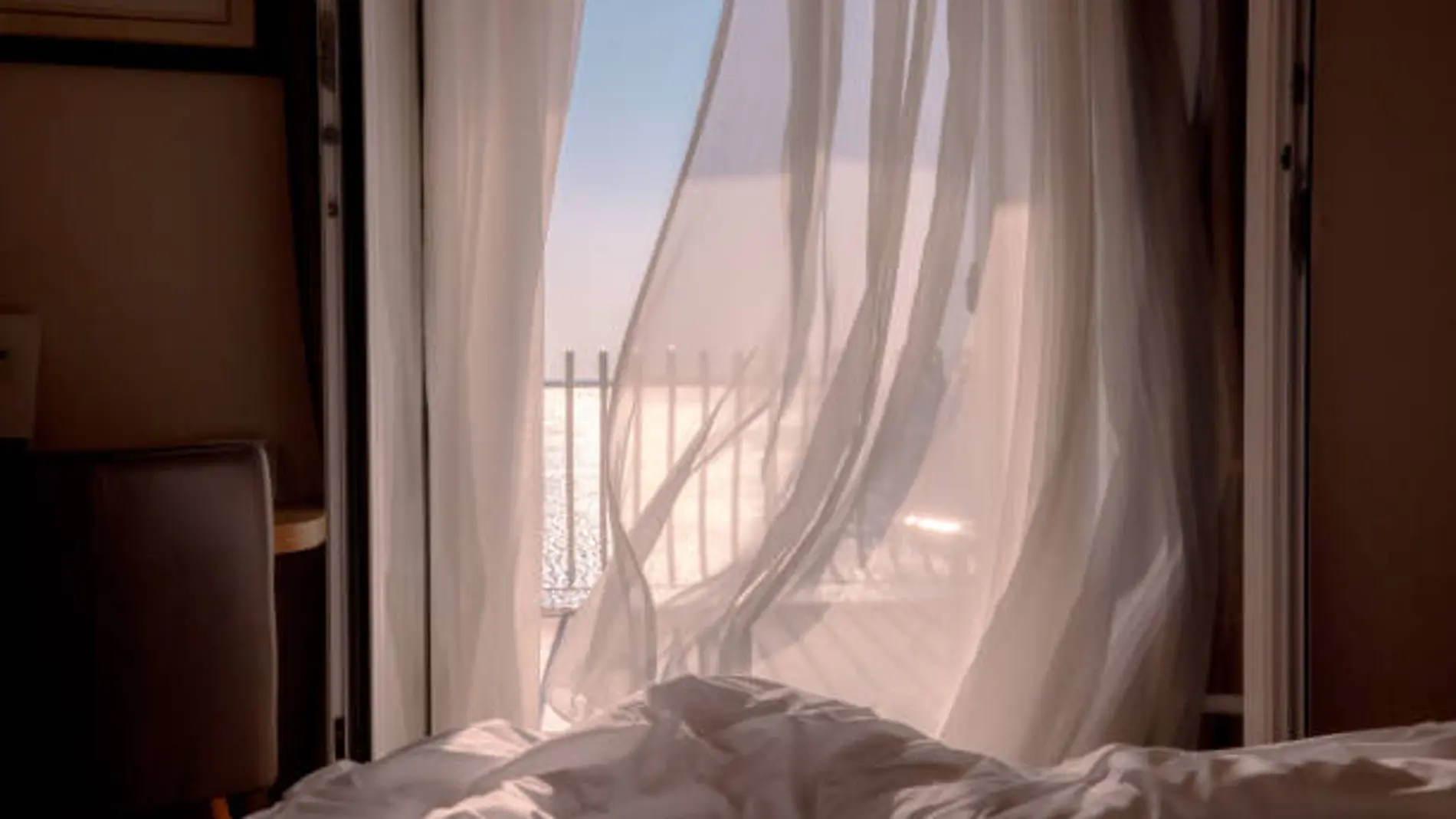 Dormir con la ventana abierta en verano podría ser peor idea de lo que crees: esto dicen los expertos