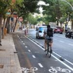 Una persona circula en bicicleta por un carril bici en Barcelona.