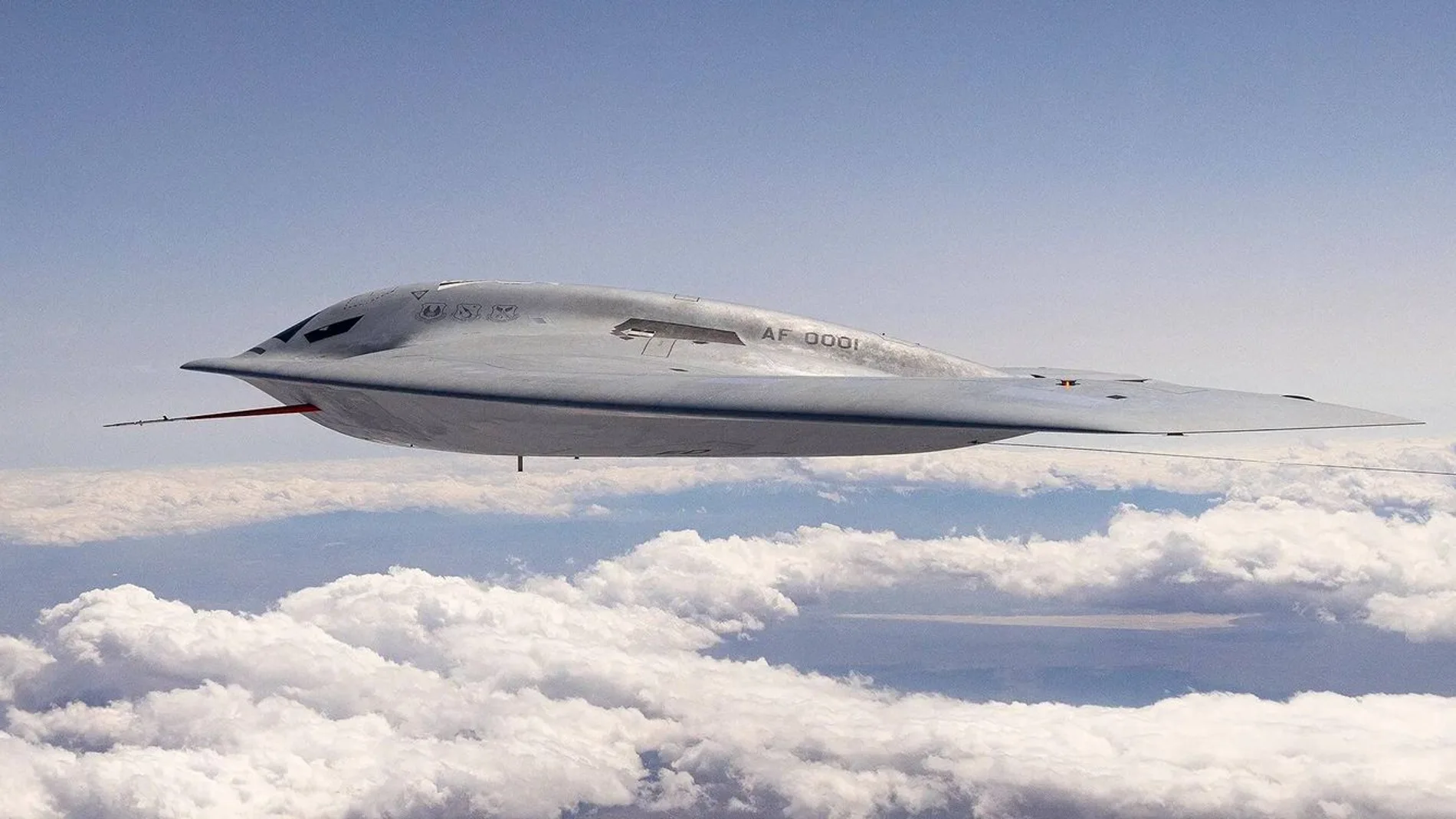 Aparece un bombardero B-21 de la Fuerza Aérea Estadounidense (USAF) volando. El avión tiene forma de halcón