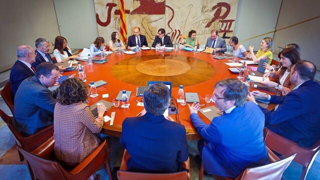 El presidente de la Generalitat, Salvador Illa, encabeza la reunión del Consell Executiu de este martes