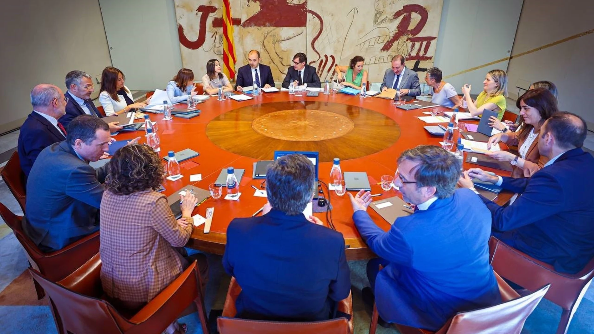 El presidente de la Generalitat, Salvador Illa, encabeza la reunión del Consell Executiu de este martes REMITIDA / HANDOUT por GOVERN Fotografía remitida a medios de comunicación exclusivamente para ilustrar la noticia a la que hace referencia la imagen, y citando la procedencia de la imagen en la firma 01/07/2025