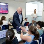 El alcalde de Valladolid, Jesús Julio Carnero, visita las actividades del campamento digital 