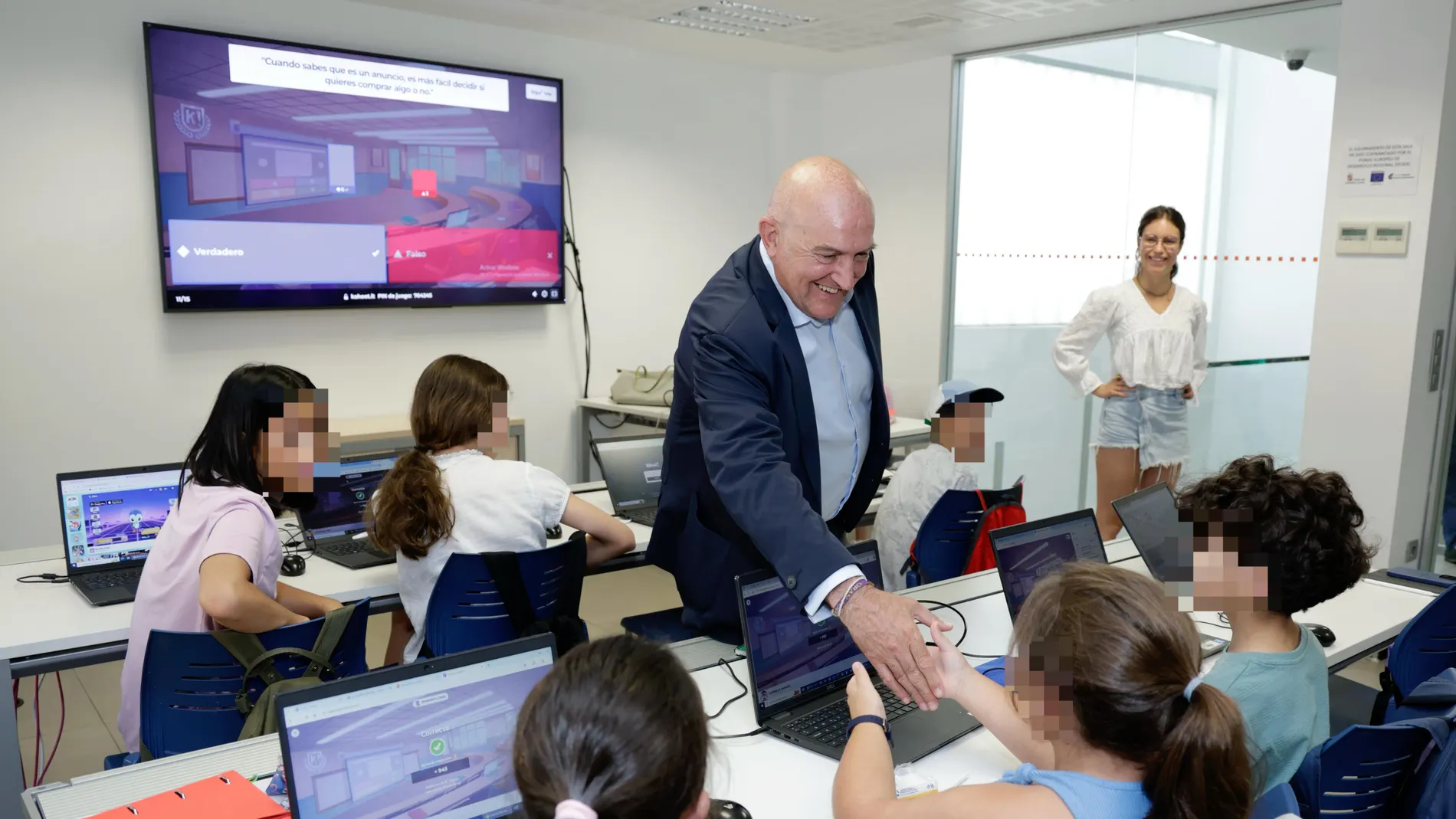 El alcalde de Valladolid, Jesús Julio Carnero, visita las actividades del campamento digital