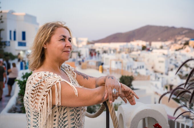 Megan Maxwell mirando hacia la caldera del volcán de Santorini