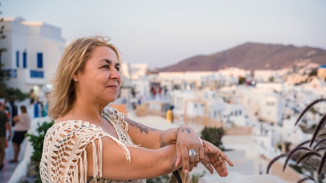 Megan Maxwell mirando hacia la caldera del volcán de Santorini