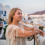 Megan Maxwell mirando hacia la caldera del volcán de Santorini