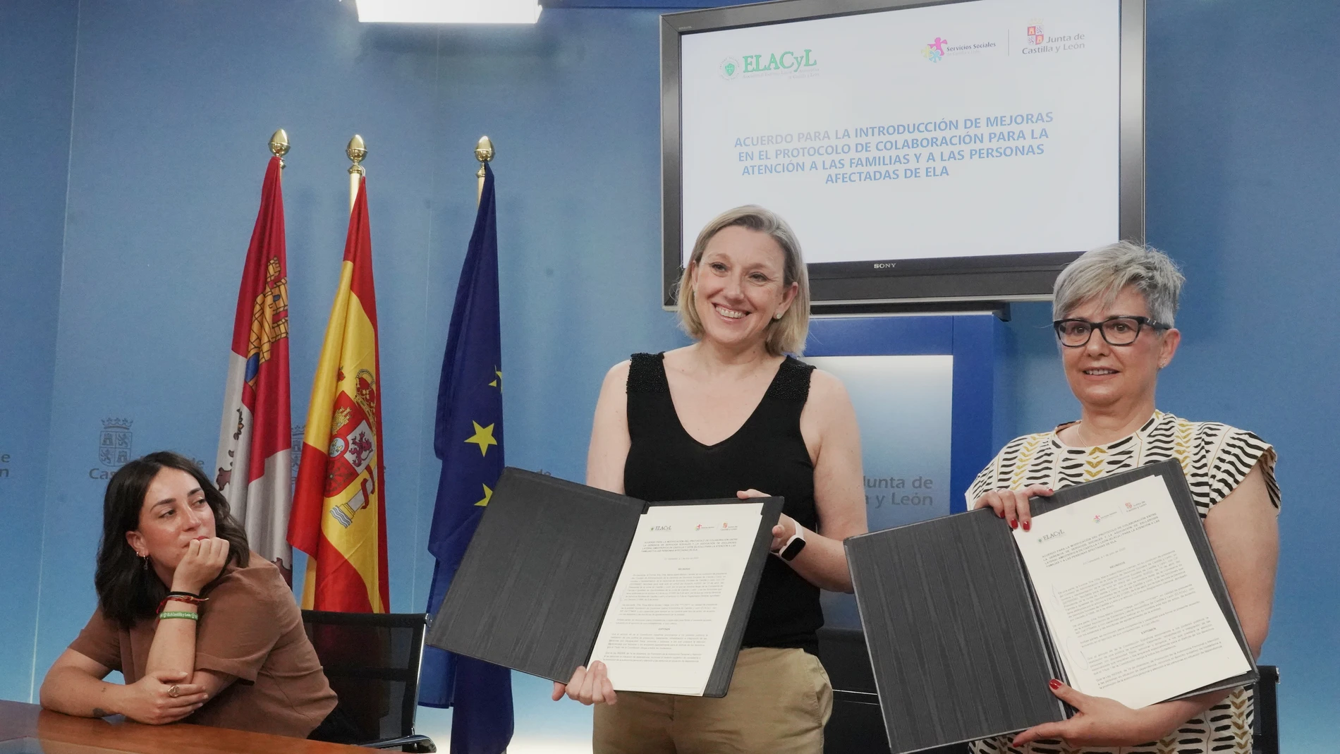 La vicepresidenta de la Junta de Castilla y León y consejera de Familia e Igualdad de Oportunidades, Isabel Blanco, firma con la Asociación de Afectados de Esclerosis Lateral Amiotrófica de Castilla y León (ELACyL) un acuerdo para la introducción de mejoras en el protocolo de colaboración para la atención a las familias y a las personas afectadas de ELA