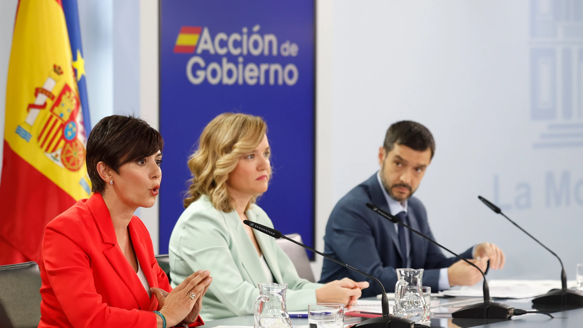 MADRID (ESPAÑA), 01/07/2025.- La ministra de Educación y portavoz del Gobierno, Pilar Alegría (c), la ministra de Vivienda, Isabel Rodríguez (i) y el ministro de Derechos Sociales, Consumo y Agenda 2030, Pablo Bustinduy (d) durante la rueda de prensa tras el Consejo de Ministros celebrado este martes en Moncloa, Madrid. EFE/ Javier Lizón