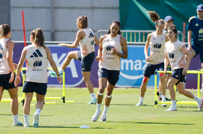 Las sevillistas Sullastres y Blom, entre las 37 que jugarán la Eurocopa