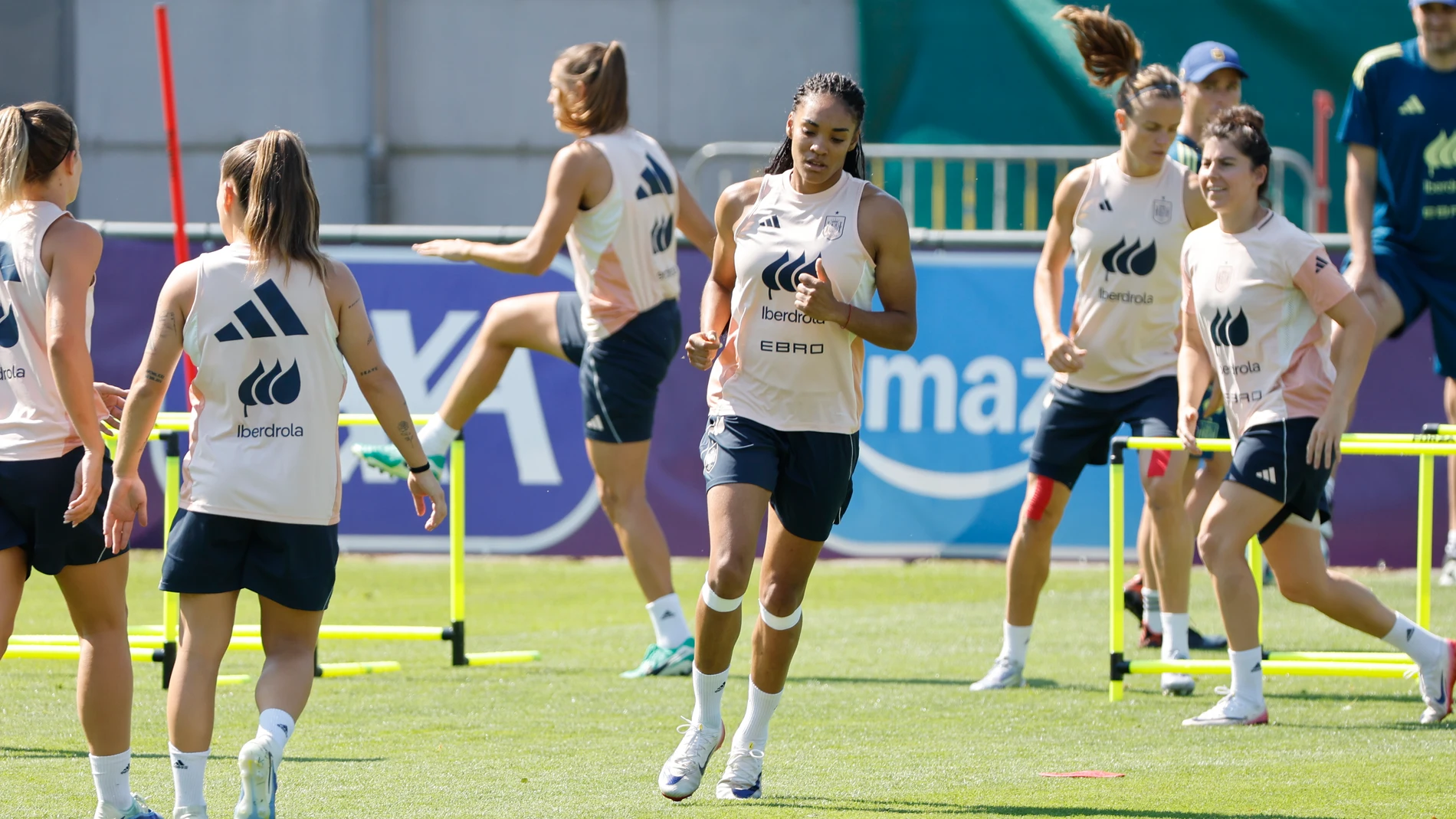 LAUSANA, 01/07/2025.-La jugadora Salma Paralluelo durante el entrenamiento de la selección española en Lausana (Suiza) este martes. La Liga española contará con 37 futbolistas de nueve clubes, entre ellas las sevillistas Esther Sullastres y la belga Jassina Blom, en la Eurocopa de Suiza, que se juega entre el 2 y el 27 de julio en ocho sedes y en la que España luchará por el título que le falta en sus vitrinas tras ganar el Mundial y la Liga de Naciones.-EFE/ Ana Escobar