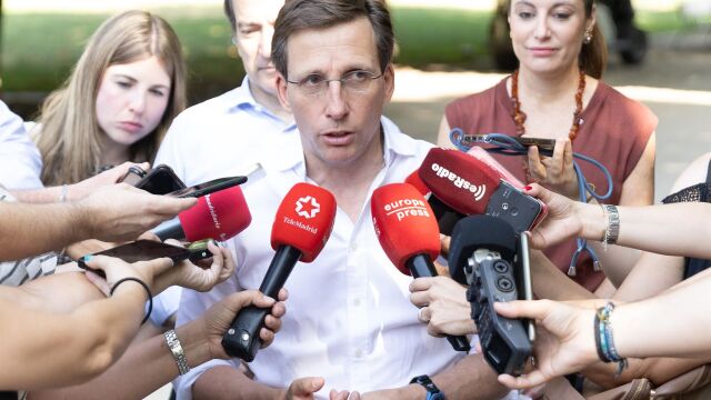 MADRID.-Almeida afea a Puente su silencio sobre trenes mientras se explaya culpando al "sursum corda" de la corrupción en PSOE