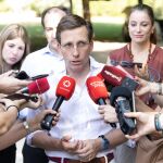 MADRID.-Almeida afea a Puente su silencio sobre trenes mientras se explaya culpando al "sursum corda" de la corrupción en PSOE