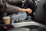 ¿Cómo se frena un coche automático? No basta con pisar el freno