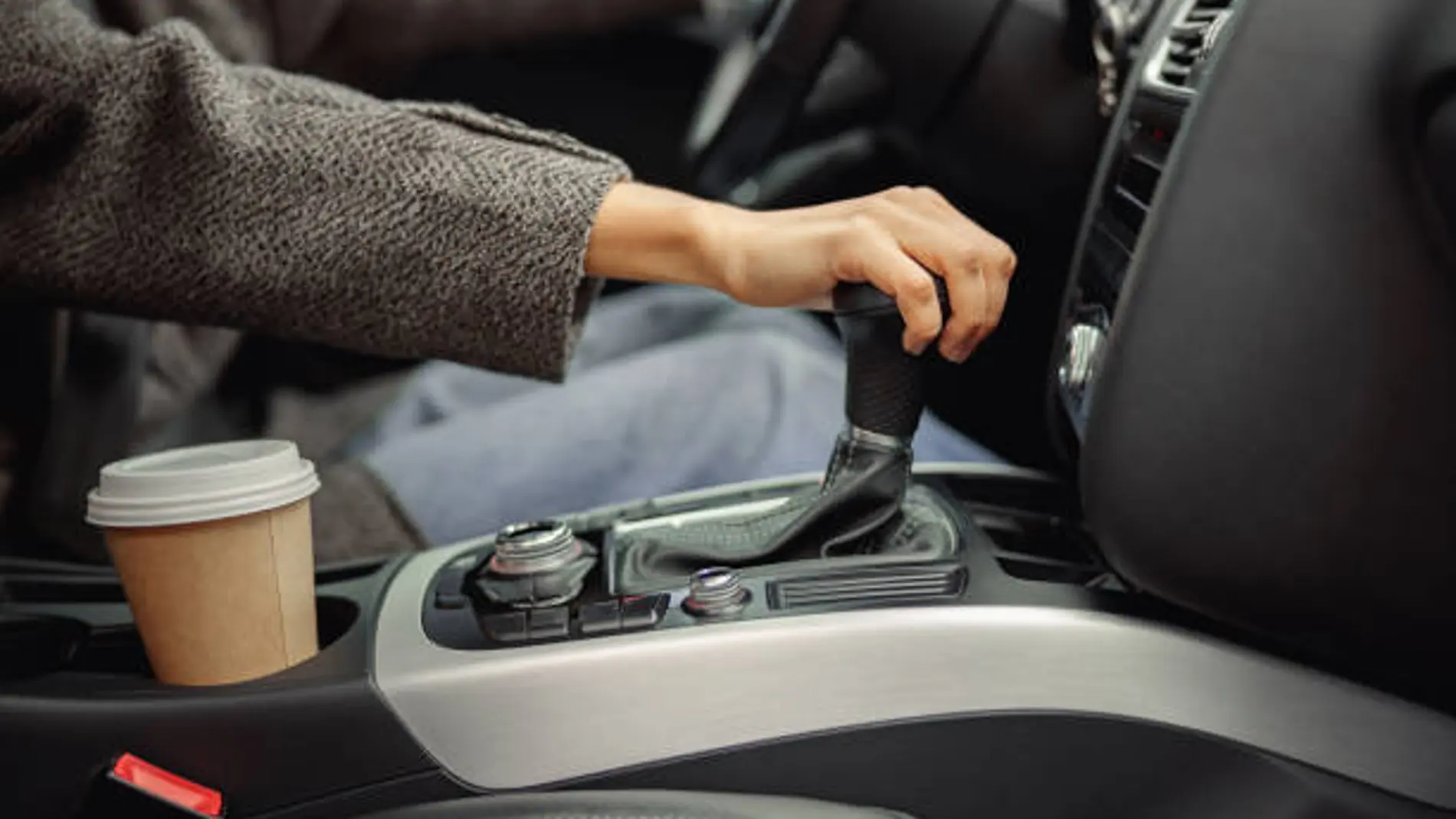 ¿Cómo se frena un coche automático? No basta con pisar el freno