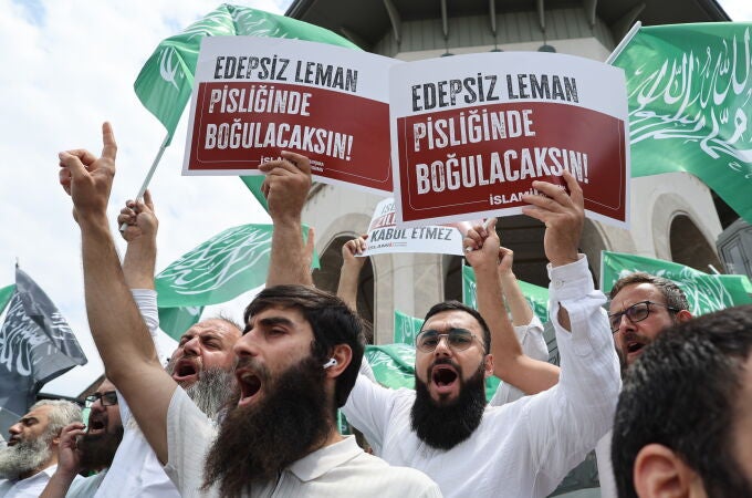 Protests in Istanbul after LeMan magazine's drawing allegedly depicting the Prophet Muhammad