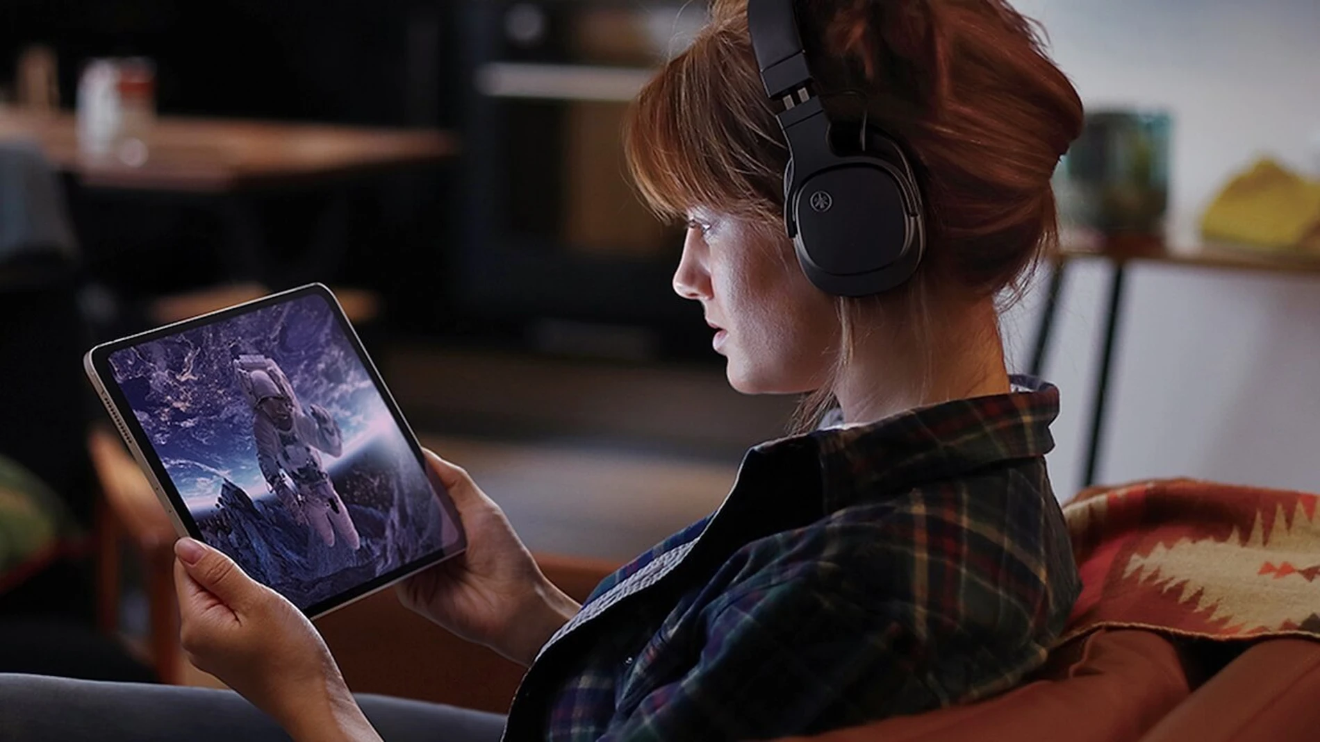 Los auriculares Yamaha YH-L500A pesan 263 gramos y ofrecen 20 horas de autonomía con conectividad Bluetooth multipunto