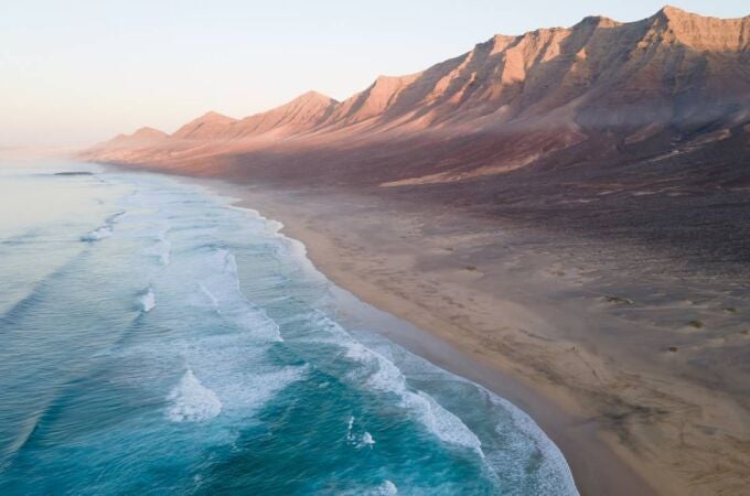 La playa más salvaje y espectacular de España que aún es un secreto para muchos: el viento, la arena y el misterio se dan cita