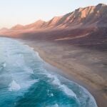 La playa más salvaje y espectacular de España que aún es un secreto para muchos: el viento, la arena y el misterio se dan cita