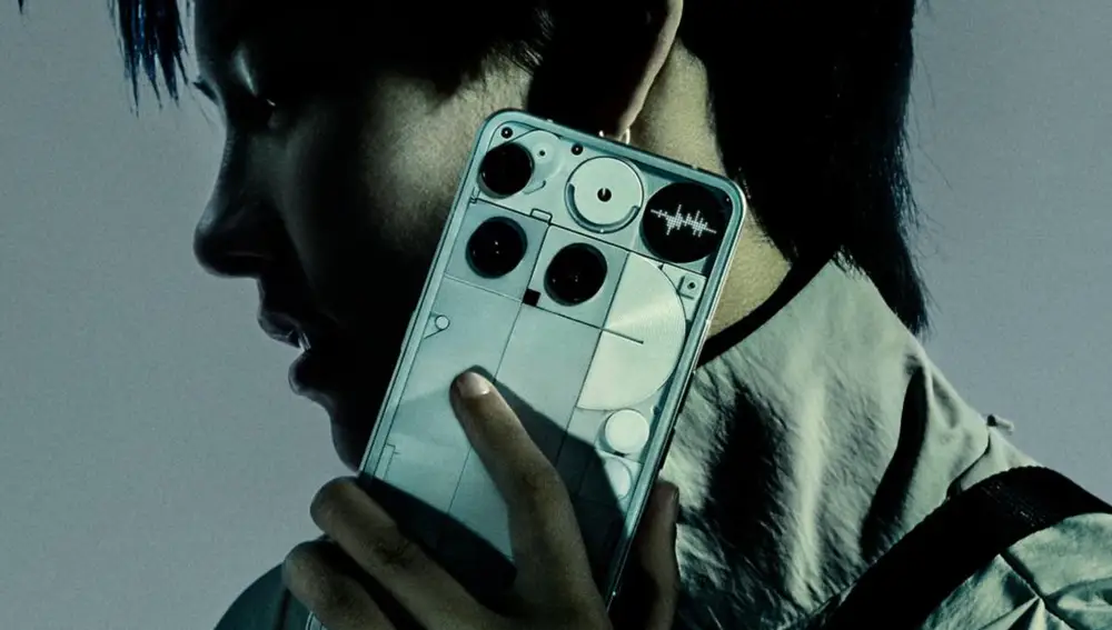 Las tres cámaras traseras del Nothing Phone (3) y su nueva interfaz "Glyph Matrix"