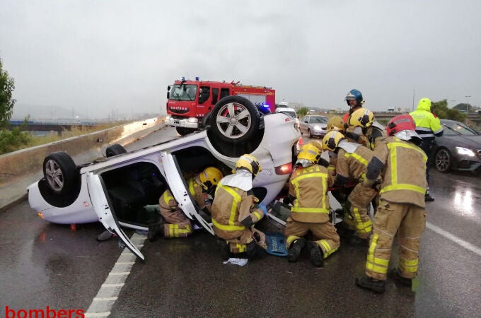 Los bomberos ayudan en el rescate tras un accidente de tráfico