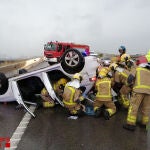 Los bomberos ayudan en el rescate tras un accidente de tráfico