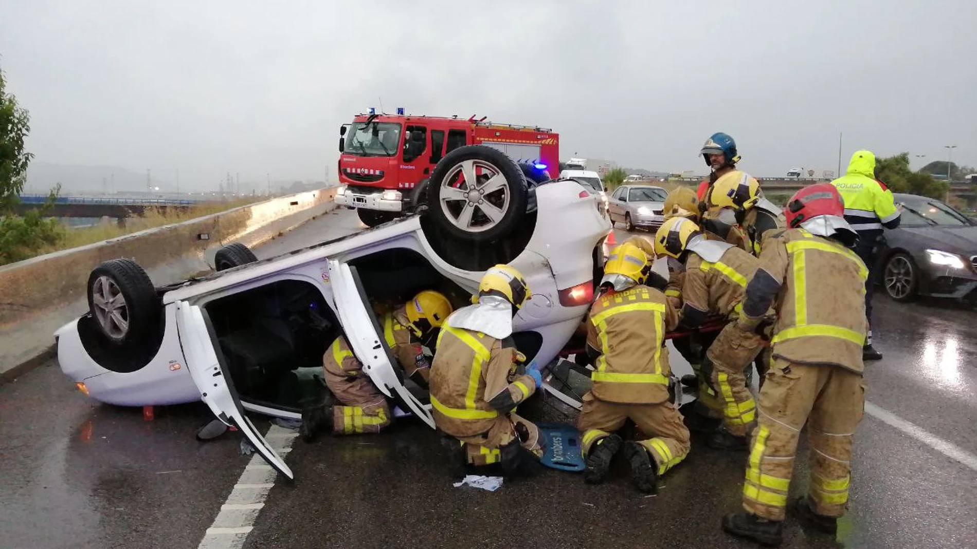 Los bomberos ayudan en el rescate tras un accidente de tráfico