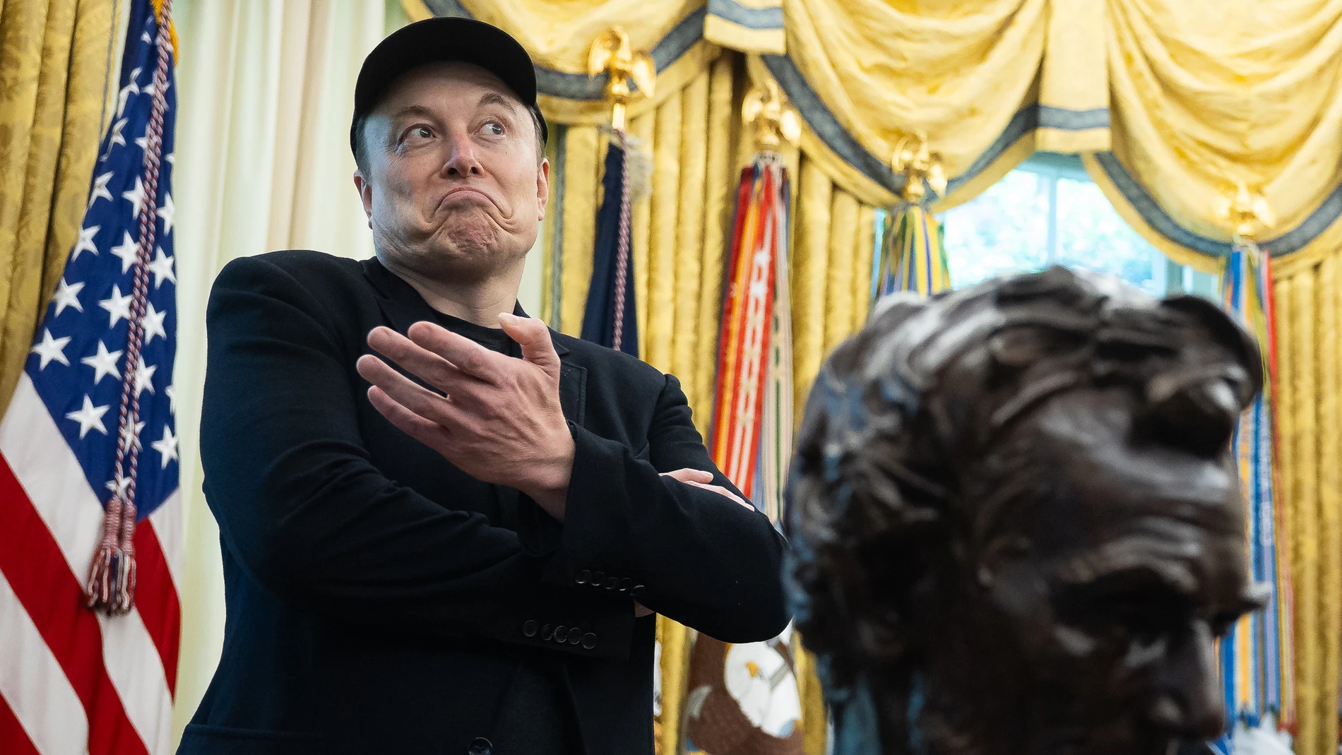 EPA1395. BOGOTÁ (COLOMBIA), 30/06/2025.- Fotografía de archivo del 30 de mayo de 2025 que muestra a Elon Musk reaccionando durante una conferencia de prensa con el presidente estadounidense, Donald Trump, en la Casa Blanca en Washington (EE. UU.). Musk advirtió este lunes a los legisladores republicanos que "perderán sus primarias el año que viene" si apoyan el megaproyecto de ley presupuestario y de recortes fiscales del presidente Trump, que el mandatario quiere ratificar esta semana. EFE/ ...