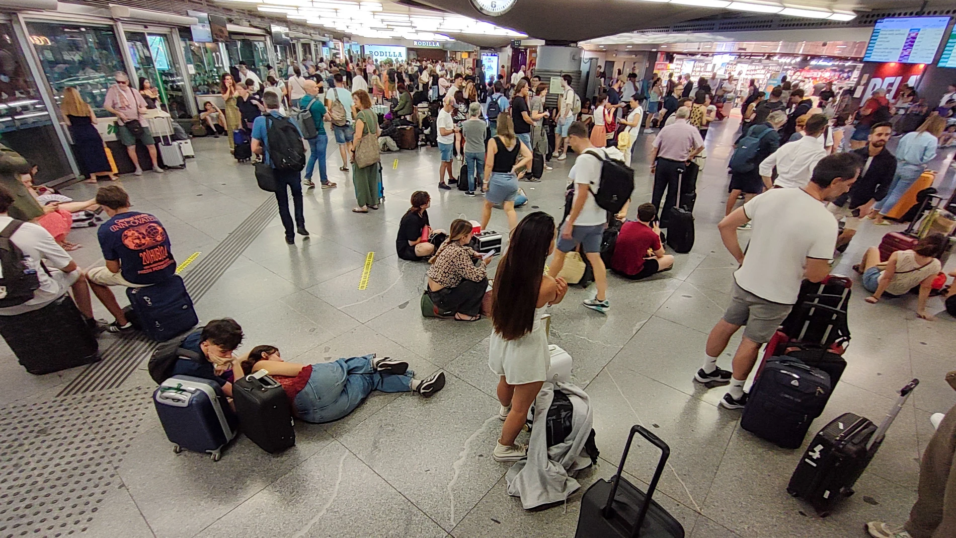 FOTODELDÍA MADRID (ESPAÑA), 01/07/2025.- Cientos de personas esperan la salida de su tren en la estación de Atocha en Madrid este martes tras el anuncio de Adif de que los trenes con origen Madrid Puerta de Atocha-Almudena Grandes dirección sur no circularán, al menos, hasta las 08.45 horas. EFE/ Isabel Poncela Laborda