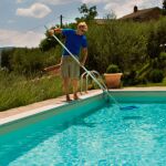 Piscina limpia todo el verano: el consejo del jardinero que evita que el agua se vuelva verde y sucia