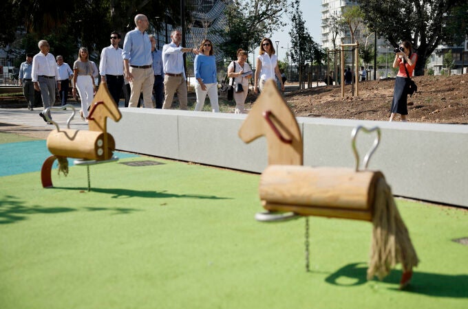 Alcaldesa de valència visita parque junto al roig arena en construcción