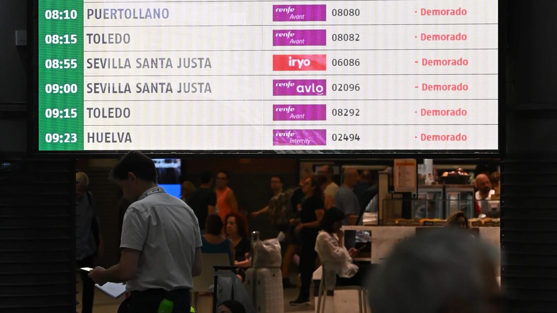 MADRID, 01/07/2025.- Pantallas informan de los trenes afectados por los retrasos en la Estación de Atocha, en Madrid, este martes. Los trenes del corredor sur con origen/destino Madrid y/o Sevilla no circularán hasta nuevo aviso, según acaba de indicar Adif en sus redes sociales. Este anuncio se produce ante la dificultad para rescatar dos trenes afectados por la incidencia que hace 11 horas se registró entre Los Yeles (Toledo) y La Sagra (en el suroeste de la Comunidad de Madrid) debido a un...