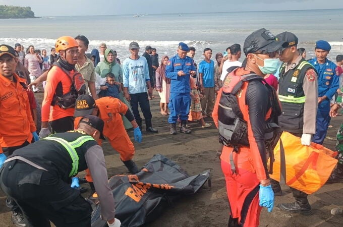 Ferry capsized and sank in the Bali strait