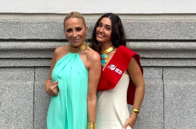 Marta Sánchez junto a su hija Paula.