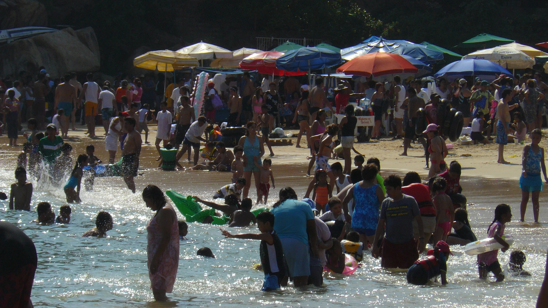 Playa de Cataluña masificada durante la ola de calor