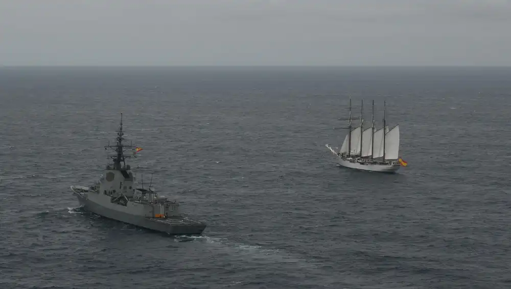 La "Blas de Lezo" y el "Juan Sebastián de Elcano", a su llegada a Gijón