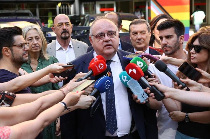 El consejero de Sanidad, Alejandro Vázquez, atiende a la prensa antes de entrar al Consejo Interterritorial de Salud