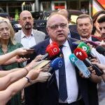 El consejero de Sanidad, Alejandro Vázquez, atiende a la prensa antes de entrar al Consejo Interterritorial de Salud