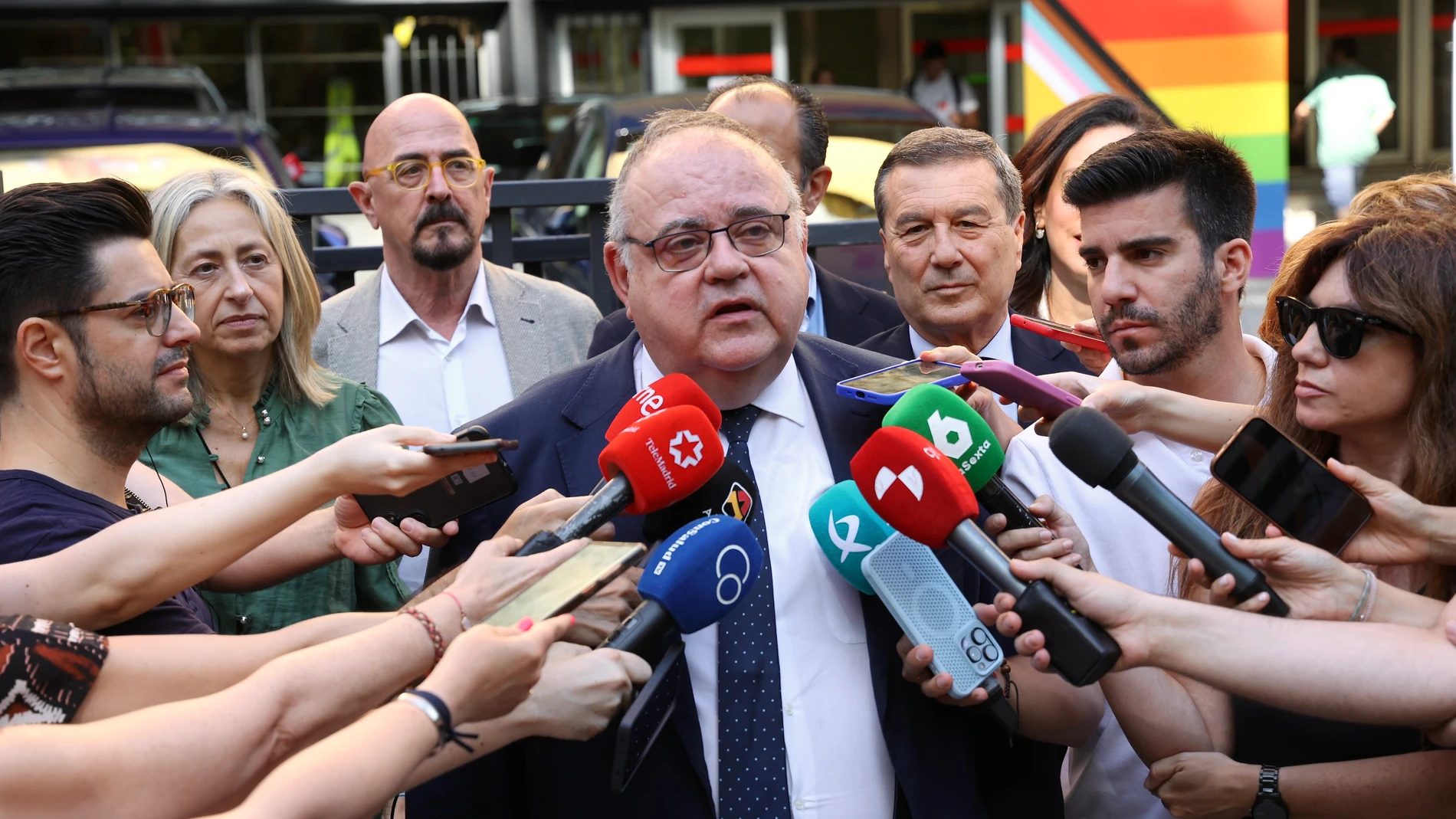 El consejero de Sanidad, Alejandro Vázquez, atiende a la prensa antes de entrar al Consejo Interterritorial de Salud