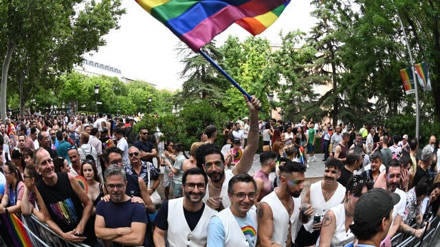 Miles de manifestantes se preparan para iniciar la gran marcha del Orgullo en Madrid