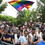 Miles de manifestantes se preparan para iniciar la gran marcha del Orgullo en Madrid