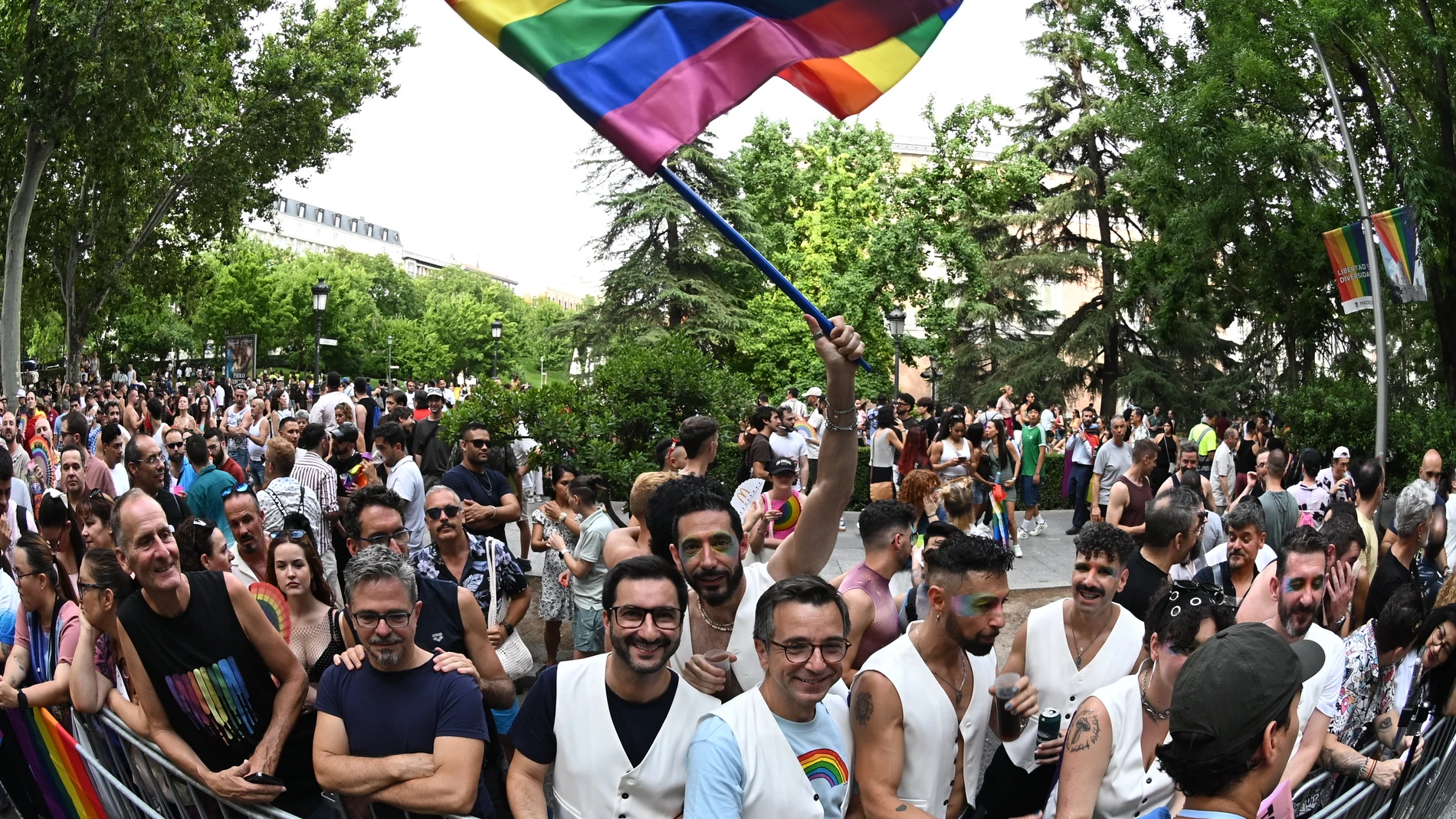 MADRID, 05/07/2025.- Participantes en la gran marcha del Orgullo 2025 que recorre hoy sábado las calles de Madrid en la que participan más de 40 carrozas con música y un ambiente festivo. EFE/ Fernando Villar.
