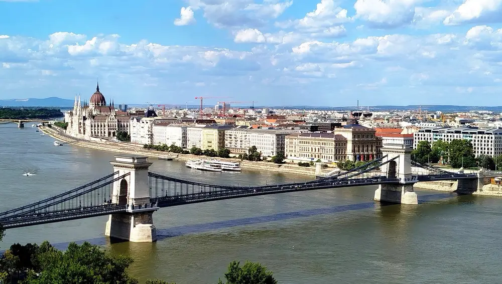 Fotografía del famoso puente de las Cadenas, sobre el río Danubio, con el edificio del Parlamento al fondo