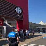 El incendio en un local de comida obliga a desalojar el Centro Comercial Carrefour de León