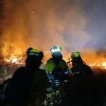 Tareas de lucha contra el incendio forestal en Montecorto 