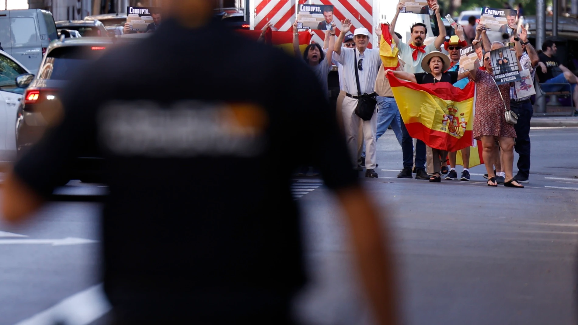MADRID, 05/07/2025.- Varias personas protestan en contra del presidente del Gobierno en las inmediaciones de la sede del PSOE en la madrileña calle de Ferraz, donde hoy tiene lugar el Comité Federal del PSOE. EFE/ Javier Lizón