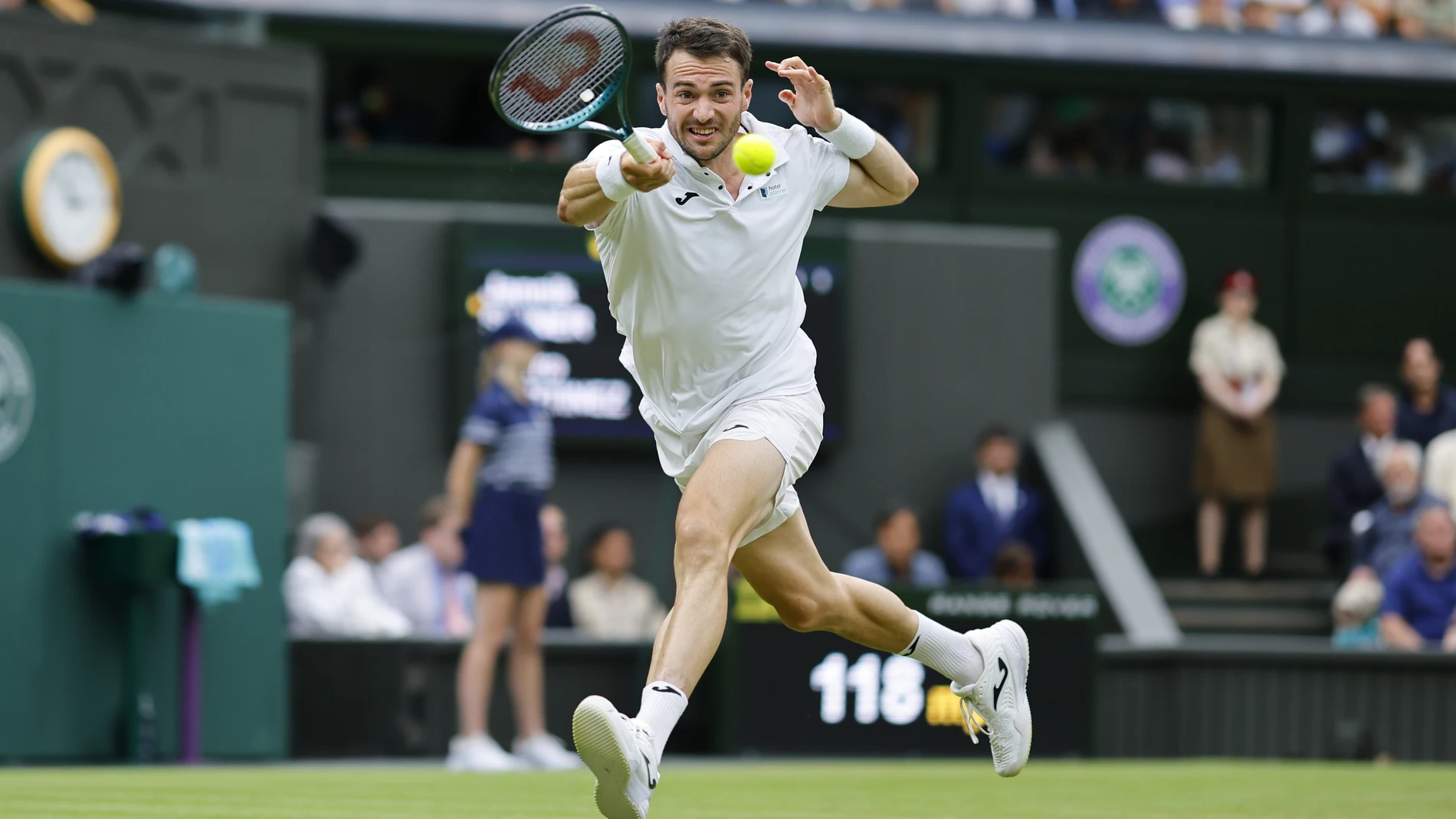 Wimbledon (United Kingdom), 05/07/2025.- Pedro Martinez of Spain in action during the Men's 3rd round match against Jannik Sinner of Italy at the Wimbledon Championships, Wimbledon, Britain, 05 July 2025. (Tenis, Italia, España, Reino Unido) EFE/EPA/TOLGA AKMEN EDITORIAL USE ONLY
