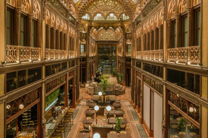 Instantánea de la impresionante galería comercial donde se encuentra el hotel