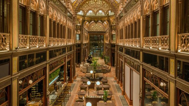Instantánea de la impresionante galería comercial donde se encuentra el hotel